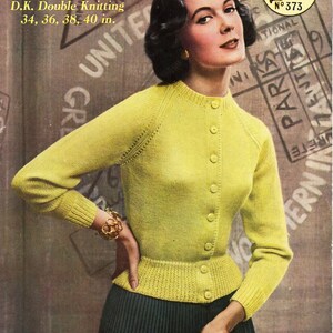 Peut inclure: Un cardigan jaune avec un devant boutonné et une taille cintrée. Le cardigan est fait d'un tissu doux et tricoté et a un style classique et intemporel. Le mannequin porte une jupe noire et a les cheveux coiffés en un court bob élégant.