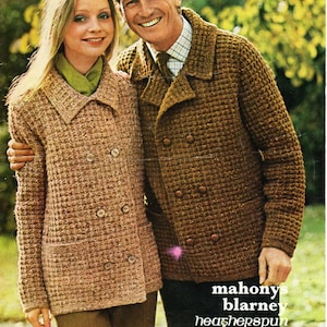 Peut inclure: Un couple portant des vestes en tricot marron. La veste de l'homme a une fermeture à double boutonnage et la veste de la femme a une fermeture à simple boutonnage. Le texte sur l'image est "mahonys blarney heatherspun killowen Quicker Knittin or Báinín 34"-4" chest or bust".