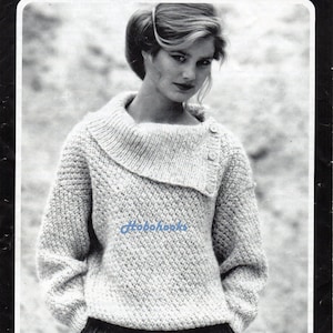 Puede incluir: Una foto en blanco y negro de una mujer con un suéter de punto gris claro con cuello de tortuga y un detalle de botón. El suéter tiene un patrón de punto texturizado. La foto es de un libro de patrones de tejido.