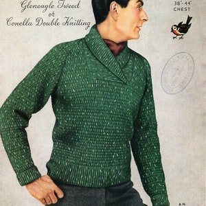 Könnte beinhalten: Ein grüner Strickpullover mit Schalkragen. Der Pullover ist aus Gleneagle Tweed oder Conella Double Knitting gefertigt. Die Musternummer ist 785 und der Preis beträgt 6 Pence. Der Pullover passt für eine Brustweite von 38 bis 44 Zoll.