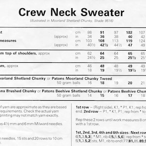 Puede incluir: Un patr&oacute;n de tejido para un su&eacute;ter de cuello redondo, ilustrado en hilo Moorland Shetland Chunky. El patr&oacute;n incluye instrucciones para diferentes tama&ntilde;os, requisitos de hilo y tensi&oacute;n. El patr&oacute;n tambi&eacute;n incluye instrucciones para el ribete y el cuerpo principal del su&eacute;ter.