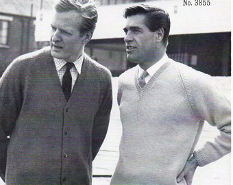 Op de afbeelding: Twee mannen dragen truien, een in een donkergrijze cardigan en de ander in een lichtgrijze trui met een v-hals. De man in de cardigan draagt een zwarte stropdas. De afbeelding is afkomstig uit een vintage breipatronenboek, met de tekst "Jaeger Spiral-Spun" en "No. 3855" gedrukt op de pagina.