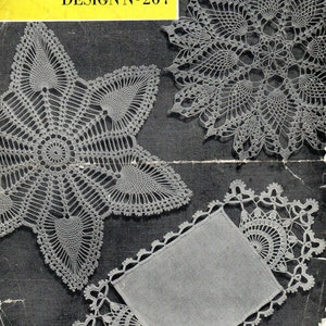 Puede incluir: Un folleto vintage de patrones de crochet de Coats con tres diseños diferentes de doilies de crochet. La portada del folleto presenta el texto "COATS CROCHET DESIGN No.267" y "FULL WORKING INSTRUCTIONS INSIDE PRICE 3d".
