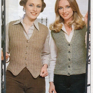 Puede incluir: Dos mujeres con chalecos de punto. La mujer de la izquierda lleva un chaleco marrón con una camisa blanca de cuello debajo. La mujer de la derecha lleva un chaleco verde con una camisa blanca de cuello debajo.