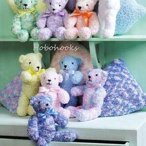 Peut inclure: Une collection d'ours en crochet de différentes couleurs, dont le rose, le bleu, le jaune et le violet. Les ours sont assis sur une étagère avec un fond bleu clair. Les ours ont une texture moelleuse et portent des nœuds autour du cou.
