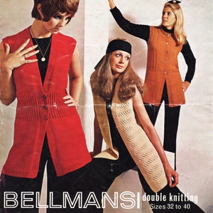 Peut inclure: Trois femmes portant des gilets tricotés différents. Les gilets sont en rouge, orange et beige. Le texte "BELLMANS double knitting Sizes 32 to 40" est en bas de l'image.