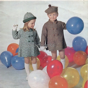 Op de afbeelding: Een breipatroon voor een kinderjas, met een bruine jas met knopen en een witte muts met een pompon. Het patroon is uit de Sunshine-serie, nummer 266, en kost 9d. Het patroon is voor kinderen van 2 tot 4 jaar.
