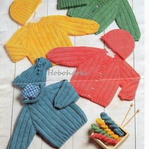 Op de afbeelding: Vier gebreide babytruien en mutsen in verschillende kleuren: geel, groen, roze en blauw. De truien zijn allemaal dubbel gebreid en hebben een geribbelde textuur. De mutsen zijn allemaal eenvoudige beanies. Het garen is van het merk Patons en het patroonnummer is PBN D 2319. De truien zijn ontworpen voor baby's van 0 tot 3 jaar oud, 16 tot 22 inch (41 tot 56 cm).