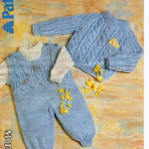 Pode incluir: Padrão de tricô para um suéter e um macacão para bebê em azul. O padrão é da coleção Fairytots da Pattons e tem um código de preço C 3482. O padrão é para os tamanhos 16-20 polegadas (41-51 cm). É necessária alguma experiência para tricotar este padrão.