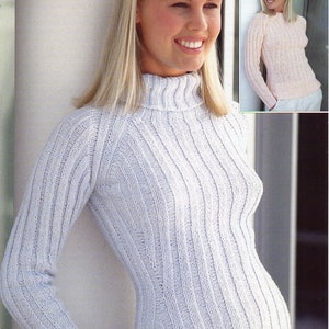 Può includere: Un maglione a collo alto in maglia a coste blu chiaro con maniche lunghe.