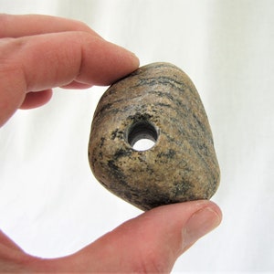 Piedras de playa perforadas: Piedra de río con agujero de 3/8" - 2 libras imagen 2