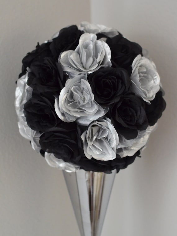 Bola de besos de negro y plata. CENTRO DE BODA. Decoracion tematica Gatsby. Pomander de seda. Bola de flores. Decoracion de Ano Nuevo