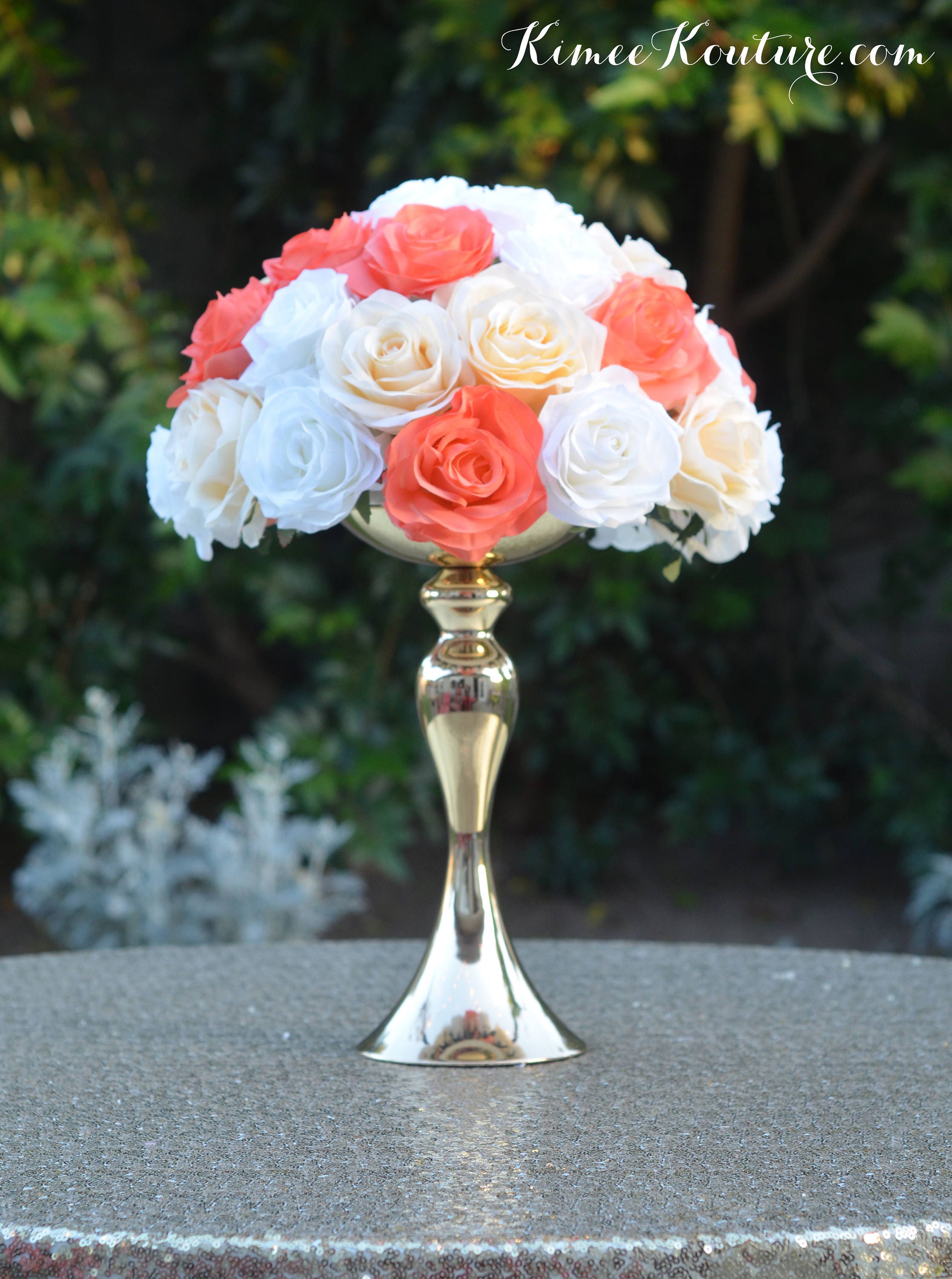 Centro de mesa para boda en rosas color melocotón, marfil y salmón, image size:2234x3000