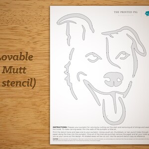 以下が含まれることがあります： 「Lovable Mutt (1 stencil)」というテキストと、カボチャの彫刻方法が書かれた、犬のプリント可能なカボチャ彫刻ステンシルです。