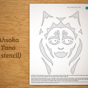 Könnte beinhalten: Druckbare Kürbis-Schnitzvorlage mit Ahsoka Tano aus Star Wars. Die Vorlage ist schwarzweiß und zeigt eine detaillierte Umrandung von Ahsokas Gesicht. Der Text "Ahsoka Tano (1 stencil)" ist auf der Seite gedruckt.