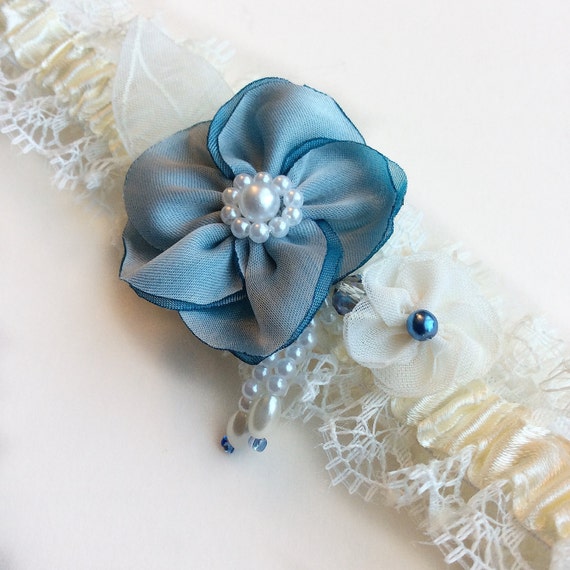 Bridal shower gift: a wedding garter with Something Blue | Etsy