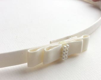 Ivory wedding belt with bow and beads, a skinny bridal belt made to measure, also great as a thin bridesmaids belt