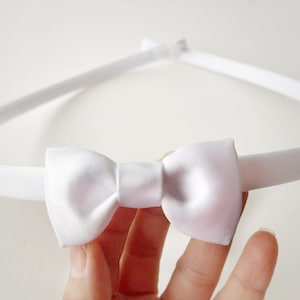 Simple belt with bow, thin wedding belt, skinny bridal belt a small bow, white or ivory, fitted bow belt