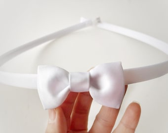 Simple belt with bow, thin wedding belt, skinny bridal belt a small bow, white or ivory, fitted bow belt