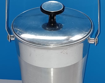 Wiaderko do lodu z aluminium z połowy XX wieku ze szczypcami – wyprodukowano we Włoszech
