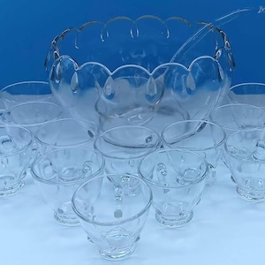 Mid Century Indiana Glass Teardrop Design Vierzehnteiliges Punch Bowl Set mit zwölf Tassen / Glaskelle, Vintage Punch Bowl Set.