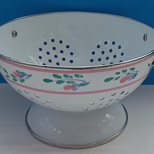 Vintage White Floral Enamelware Colander, Retro Kitchen Colander Enamelware.