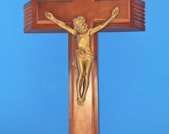Crucifixo de madeira vintage para a extrema-unção, crucifixo vintage para a extrema-unção com velas.