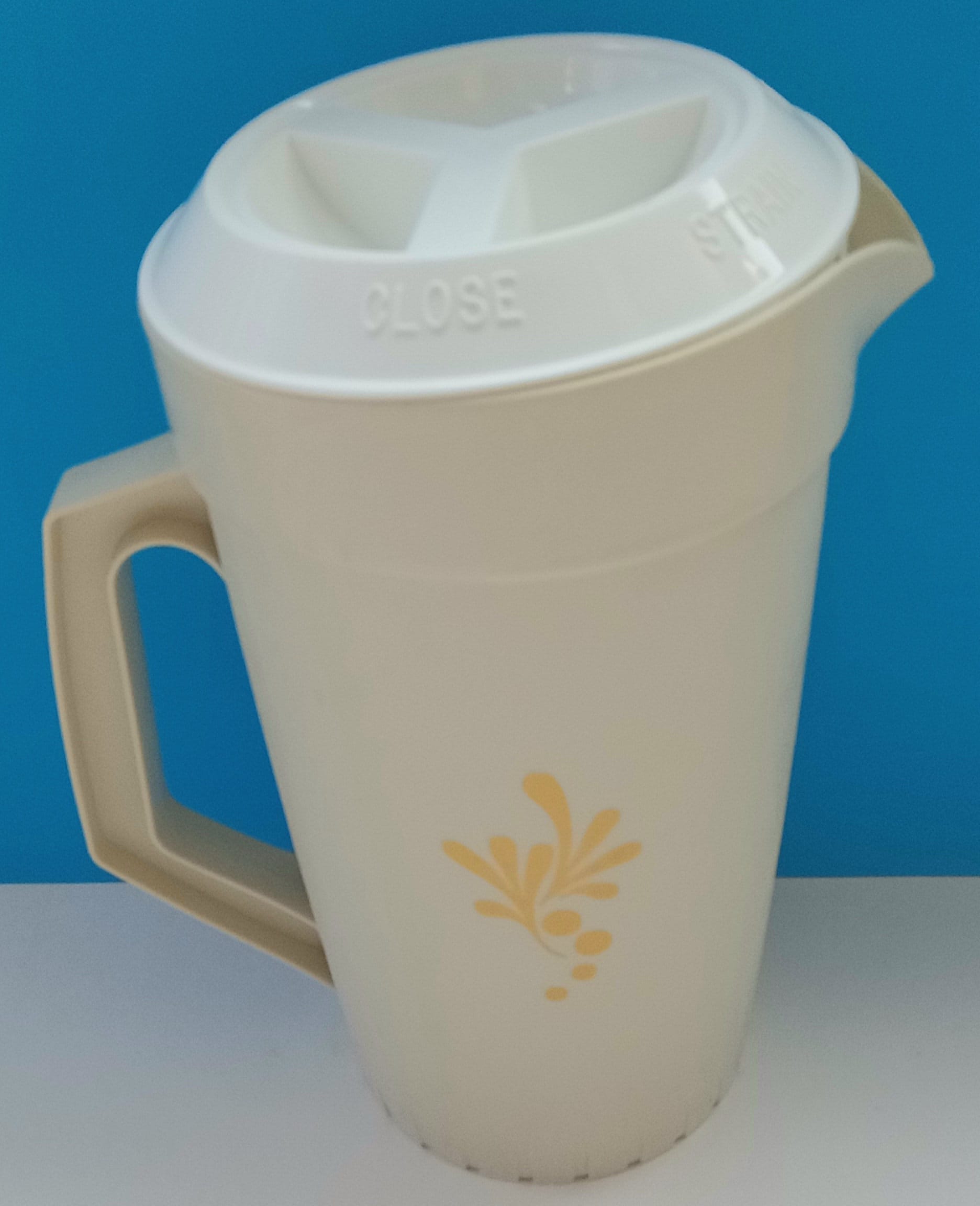 Vintage 2 QT Beige Tupperware Pitcher with Push Button Vacuum Lid # 800-9