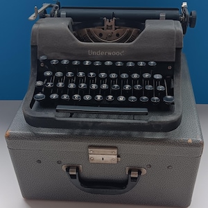 Vintage Underwood Leader Portable Typewriter with Carry Case