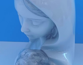 ミッドセンチュリーの白/青の磁器の聖母子像、イタリア製のビンテージ