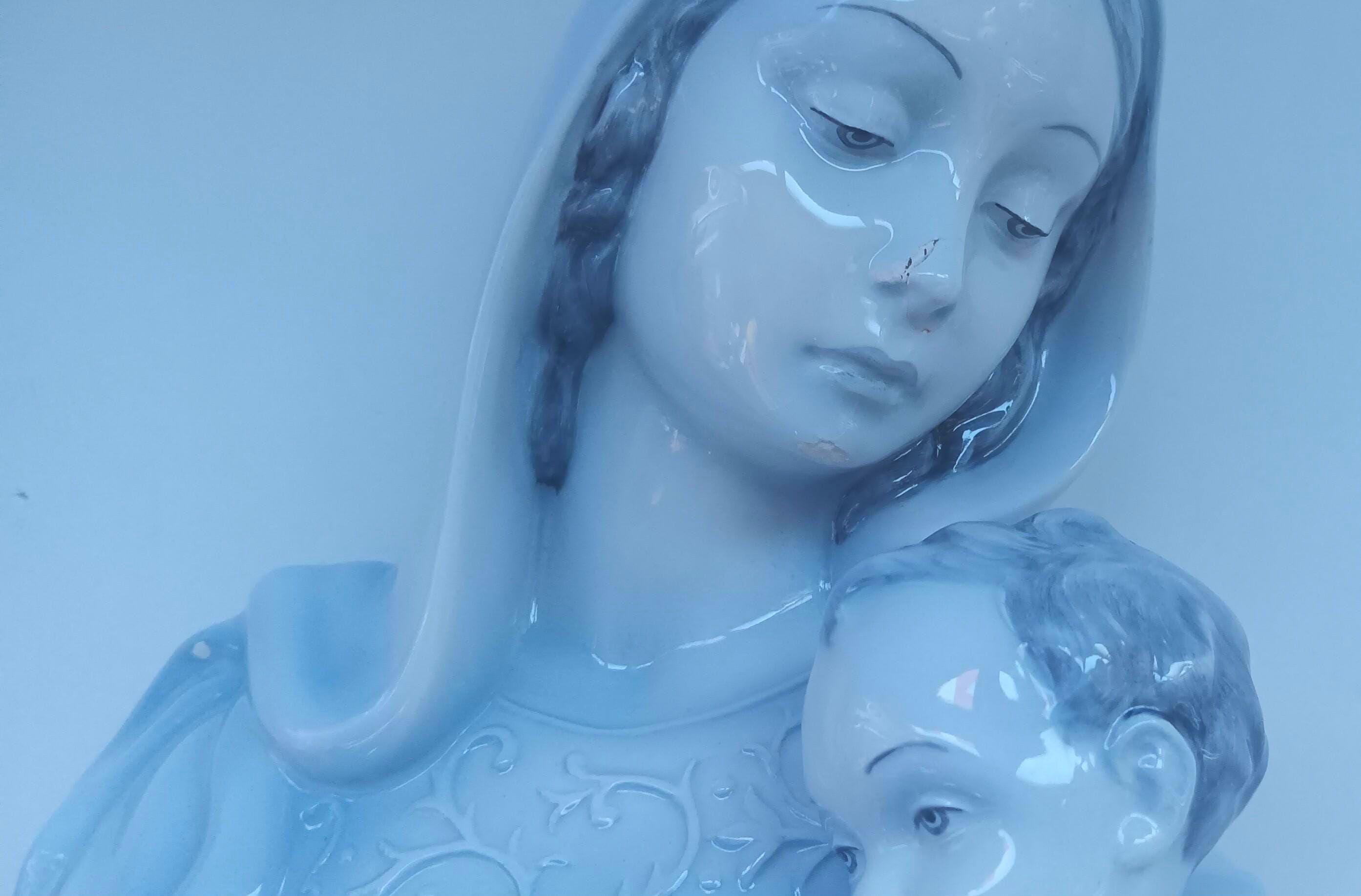 ミッドセンチュリーの白/青の磁器の聖母子像、イタリア製のビンテージ