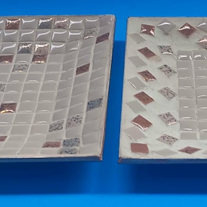 Set di due vassoi in mosaico retrò di metà secolo, vassoi portaoggetti in mosaico vintage.