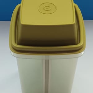 Vintage Tupperware Pickle Keeper: Retro Deli Container #1330-4