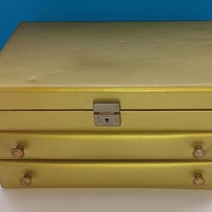 Portagioie in oro di metà secolo: contenitore vintage a tre livelli