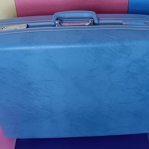 Mid Century Baby Blue Samsonite Hard Shell Suitcase With Keys, Vintage Luggage, Retro Travel, 1960s Hard Shell Suitcase.