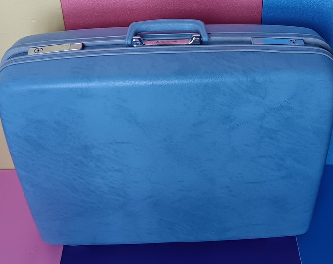 Valise rigide Samsonite bleu bébé du milieu du siècle avec clés, bagage vintage, voyage rétro, valise rigide des années 1960.