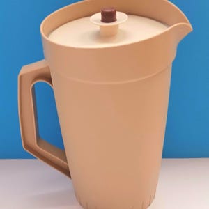 Jarra Tupperware beige vintage: Utensilios de cocina retro de dos cuartos