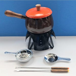 Conjunto de fondue vintage, panela marrom, tampa laranja, cabo de madeira, utensílios de cozinha retrô