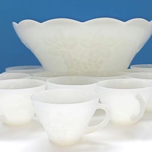 Vintage Anchor Hocking Traubenernte Milchglas Punch Bowl Set mit zwölf Tassen, Retro dreizehnteilige Punch Bowl Set Milchglas.