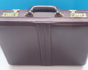 内側に書類収納ポケットが付いたヴィンテージ ブラック フェイクレザー