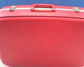 Valigia rossa di metà secolo con interno in vinile bianco, valigia vintage rossa.