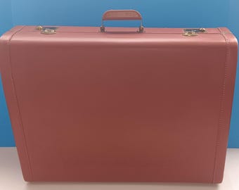 3 つの金属製ハンガーを備えたミッドセンチュリー ハードシェル スーツ