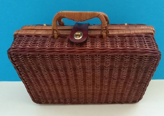Vintage Wicker Picnic Basket/suitcase 