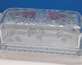 Beurrier en verre fantaisie du milieu du siècle avec motif raisin et feuille en relief, beurrier vintage en verre.