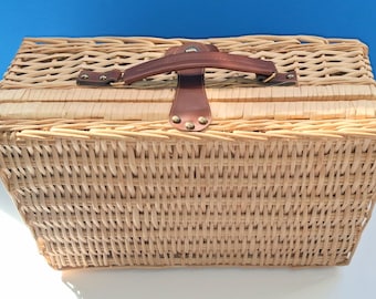 Vintage rieten picknickmand met blauw/wit pastel gevoerd interieur, retro picknickmand rieten.