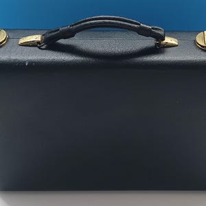 Maletín vintage de piel sintética negra con bolsillos interiores para guardar documentos, maletín retro negro.