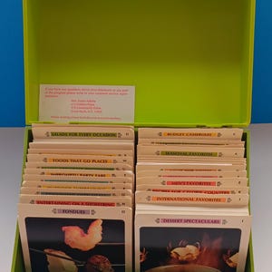 Caixa de receitas vintage Betty Crocker em dois tons, receitas Betty Crocker dos anos 1970, caixa de receitas Betty Crocker retrô.