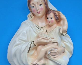 Enfeite de parede em gesso de meados do século XX com a Virgem Maria e o Menino Jesus.