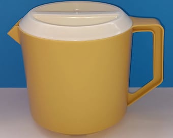 Vintage Rubbermaid Yellow Plastic 1 1/2 Quart Pitcher, Rubbermaid Water Pitcher #J-2745 3.