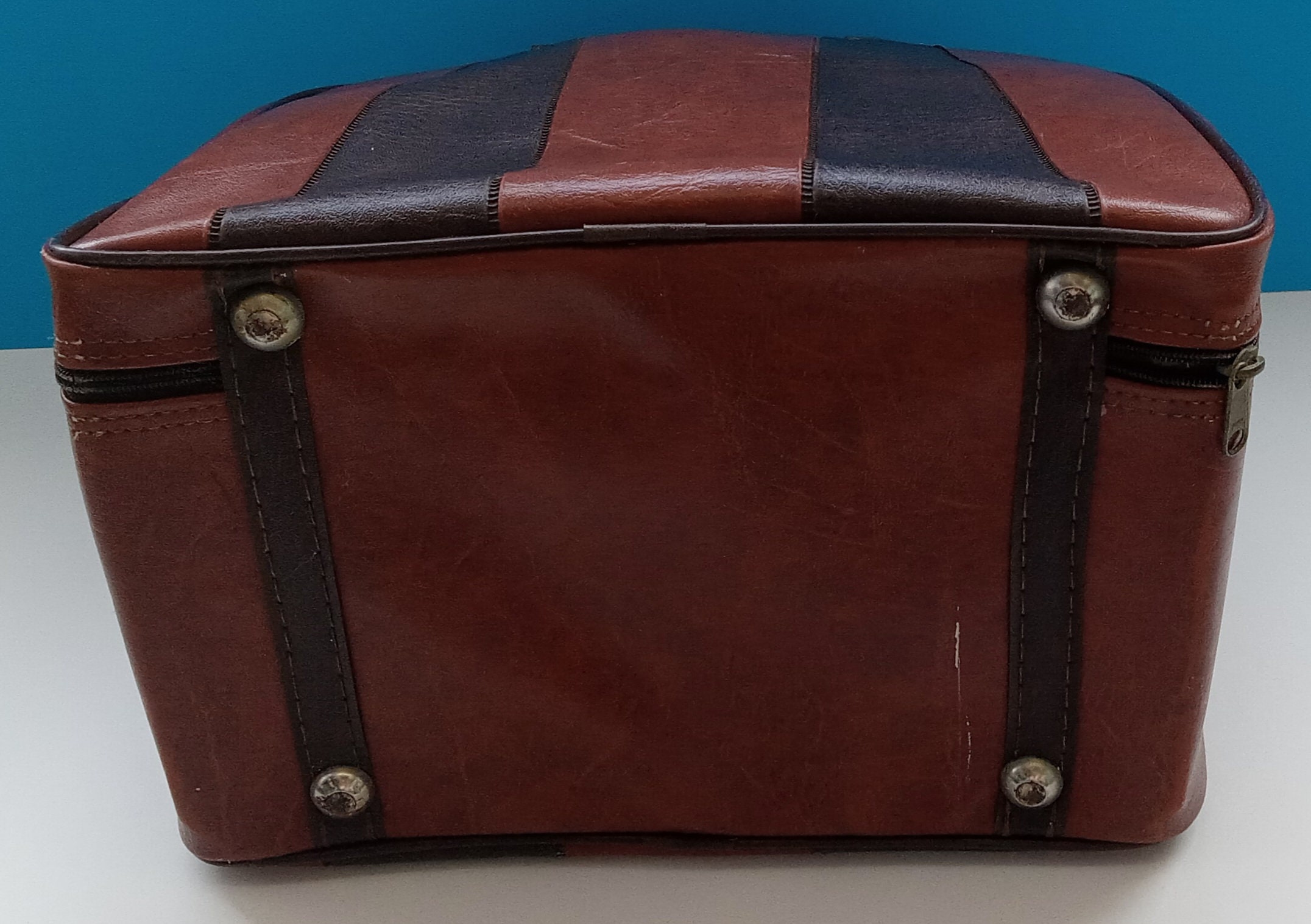 Faux Leather Stebco Bowling Ball Bag With Rack, Sleeve And Tag, Very Good  Condition, With Few Minor Scratches, interior And Exterior is Clean, Bottom  Has Particle Board Base With Fixed Metal Rack